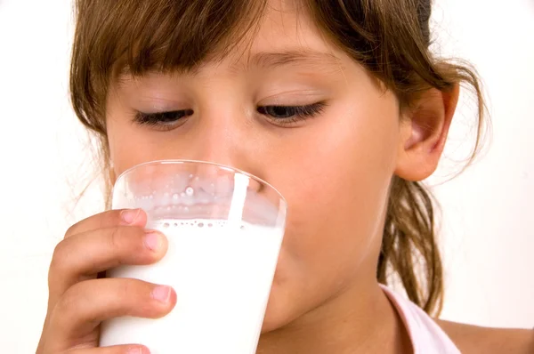 Bonito menina beber leite — Fotografia de Stock