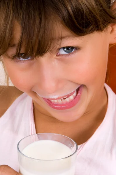 Retrato de niña sonriente con un vaso de —  Fotos de Stock