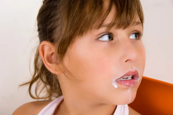 Bambina con i baffi di latte — Foto Stock