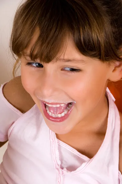 Retrato de garotinha rindo — Fotografia de Stock