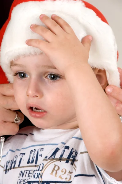 Dulce bebé con sombrero de Navidad —  Fotos de Stock