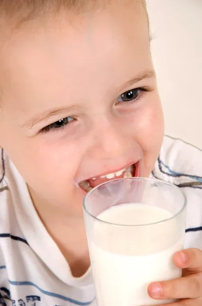 Lindo niño beber leche —  Fotos de Stock