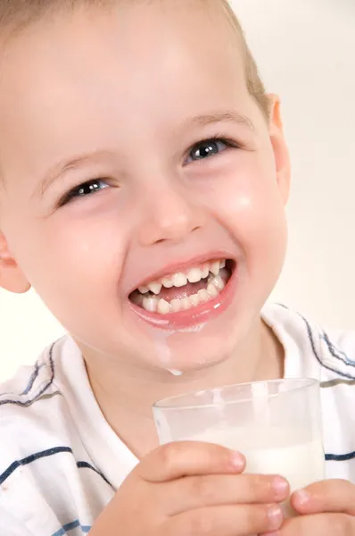 喝牛奶的可爱小男孩 — 图库照片