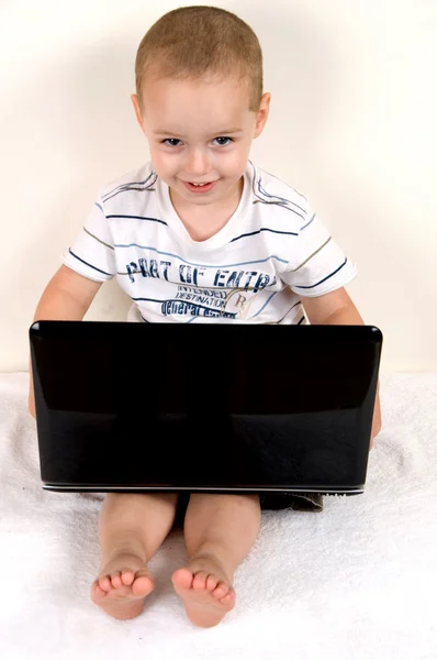Enfant intellectuel avec ordinateur portable — Photo