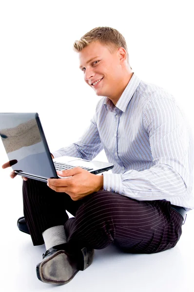 Χαμογελώντας αρσενικό με laptop — Φωτογραφία Αρχείου