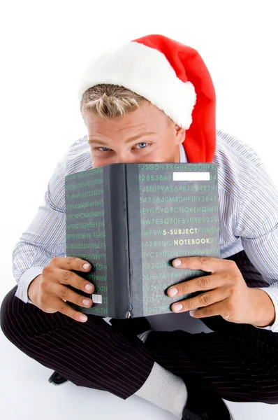 Homem escondido atrás do livro — Fotografia de Stock