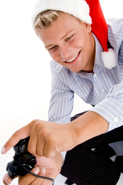 Счастливый кавказский человек, играющий в видеоигры — стоковое фото