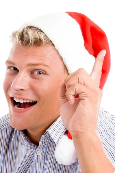 Homem apontando para cima com chapéu de Natal — Fotografia de Stock
