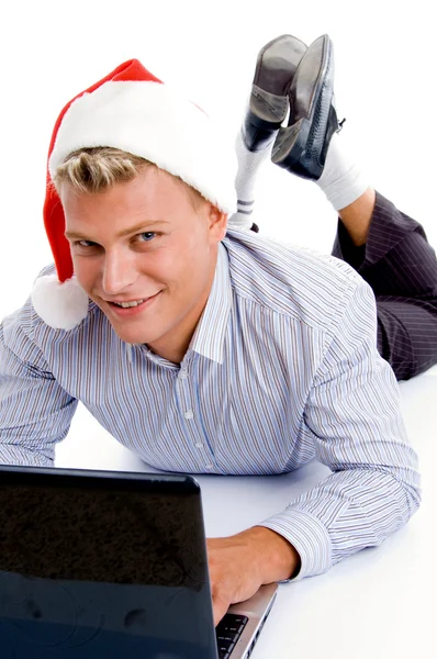 Garçon de Noël travaillant sur ordinateur portable — Photo