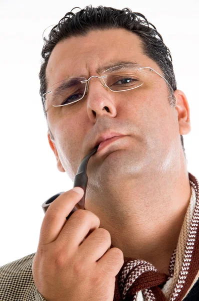 Дорослий чоловік у пальто курить тютюнову трубу — стокове фото