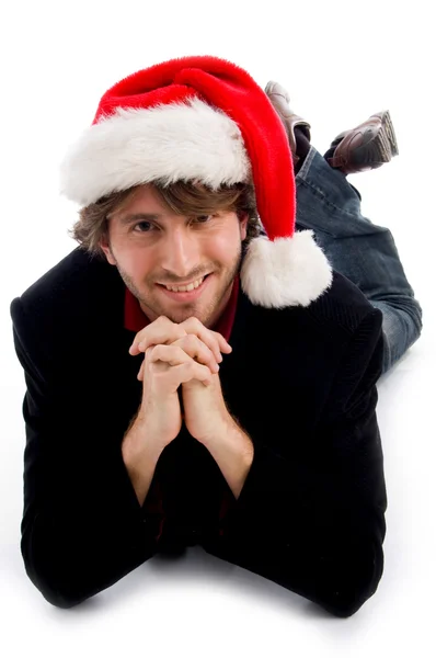 Улыбающийся мужчина в рождественской шляпе — стоковое фото