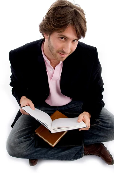 Mężczyzna przystojny siedzący z książki — Zdjęcie stockowe