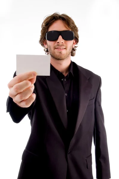 Jovem homem segurando cartão de visita — Fotografia de Stock