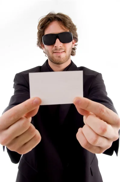 Молодой мужчина держит визитку — стоковое фото