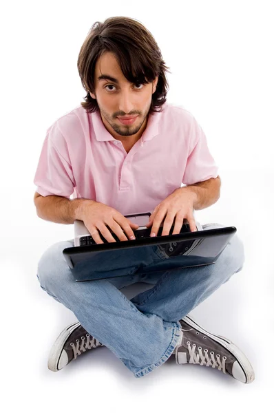 在笔记本电脑上工作的年轻人 — 图库照片