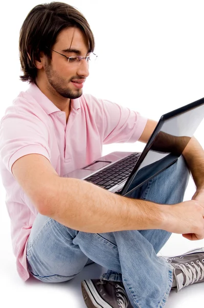 Giovane uomo che lavora su laptop — Foto Stock