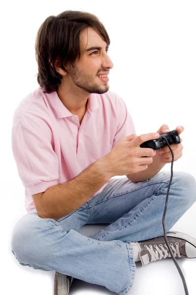 Молодой человек играет в видеоигры — стоковое фото