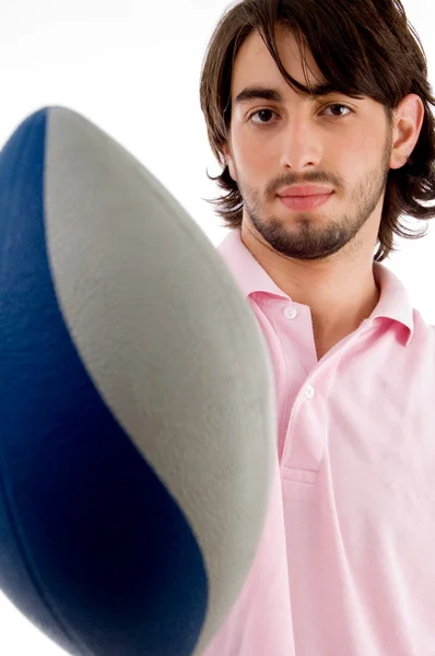 Młody człowiek z rugby piłka — Zdjęcie stockowe