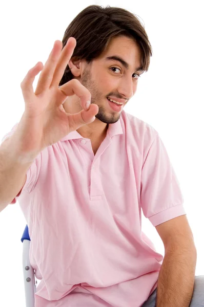 Молодой человек с жестом рукой — стоковое фото