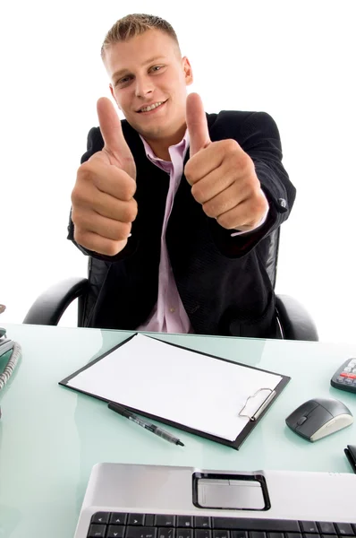 Usmívající se šéf ukazuje palec — Stock fotografie