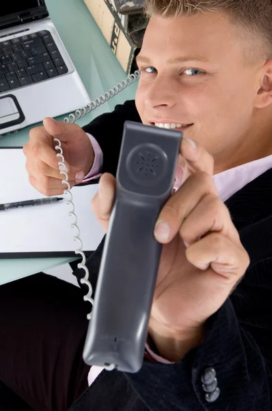 Chef zeigt Telefonhörer — Stockfoto