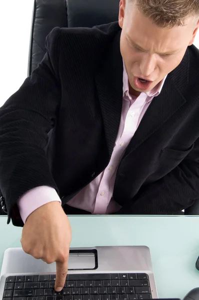 Empresário pressionando a tecla no laptop — Fotografia de Stock