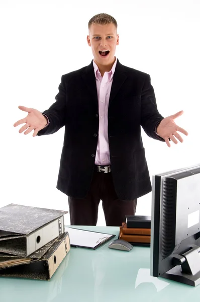 Šťastný šéf ukazující jeho pracovní stůl — Stock fotografie