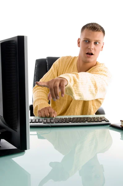 Hombre apuntando en la pantalla del ordenador —  Fotos de Stock