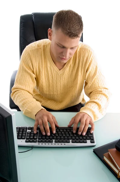 Άνθρωπος οι δακτυλογραφώντας κάτι στον υπολογιστή — Φωτογραφία Αρχείου