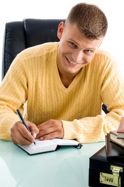 Człowiek uśmiechający się podczas pisania — Zdjęcie stockowe
