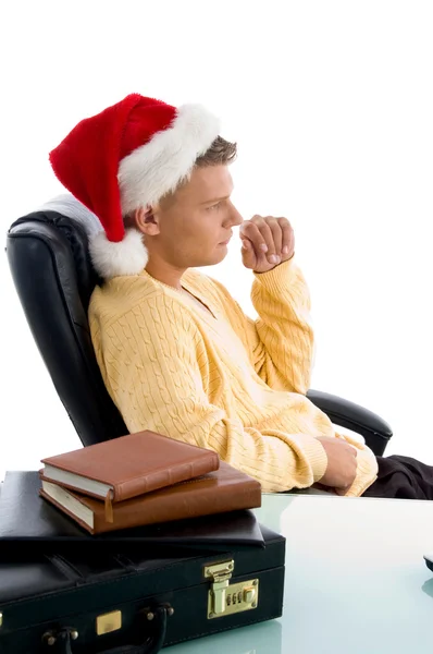 Posada lateral de hombre usando sombrero de navidad — Foto de Stock