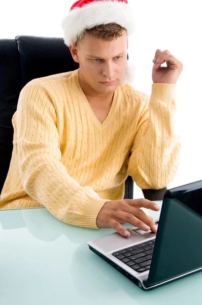 Homme avec santa chapeau de travail sur ordinateur portable — Photo