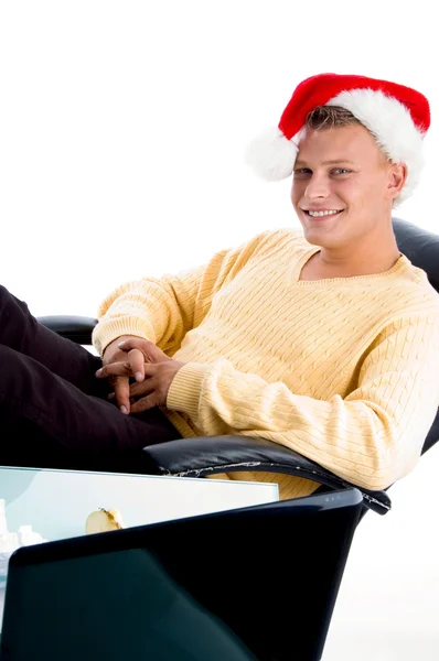 Sorridente maschio indossa cappello di Natale — Foto Stock