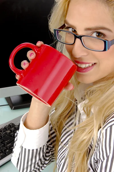 İş kadını elinde kahve kupası tutuyor. — Stok fotoğraf