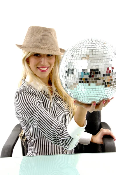 Donna sorridente che tiene palla da discoteca — Foto Stock