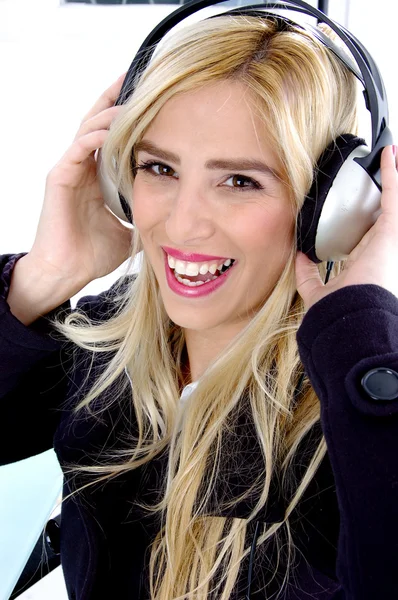 Uśmiechnięta kobieta słuchania muzyki — Zdjęcie stockowe
