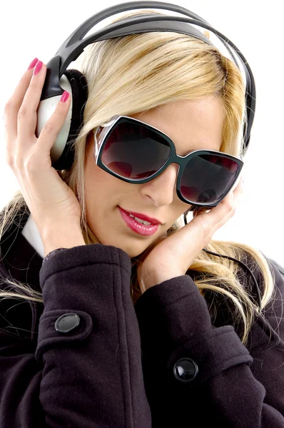 Mujer disfrutando de la música — Foto de Stock