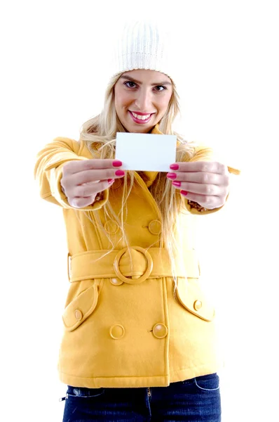 Mulher sorridente mostrando cartão de visita — Fotografia de Stock