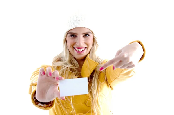 비즈니스 카드에서 가리키는 웃는 여자 — 스톡 사진