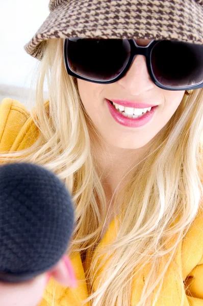 Lachende vrouw in zonnebril — Stockfoto