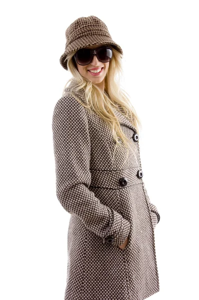 Sorridente femmina in cappotto — Foto Stock
