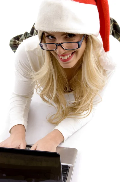Vrouw in kerst hoed die op laptop werkt — Stockfoto