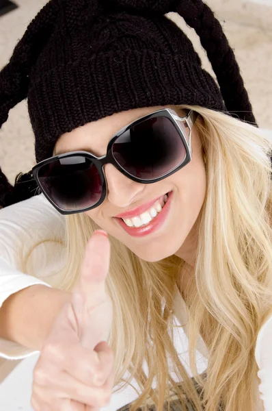 Woman smiling and showing thumbs up — Stock Photo, Image