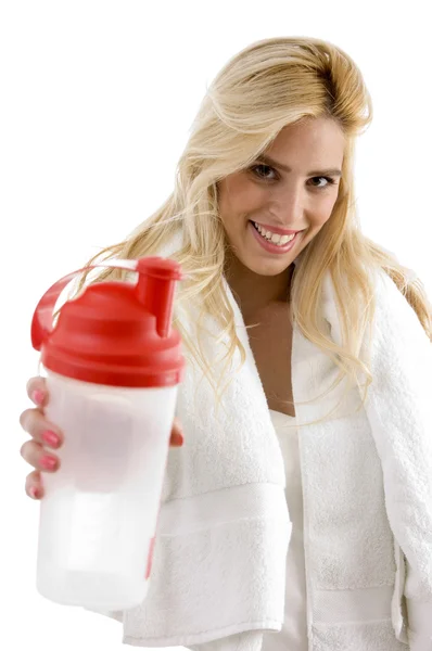 Gülümseyen kadın holding su şişesi — Stok fotoğraf