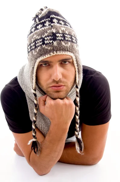 Модный мужчина, позирующий в шерстяной кепке — стоковое фото