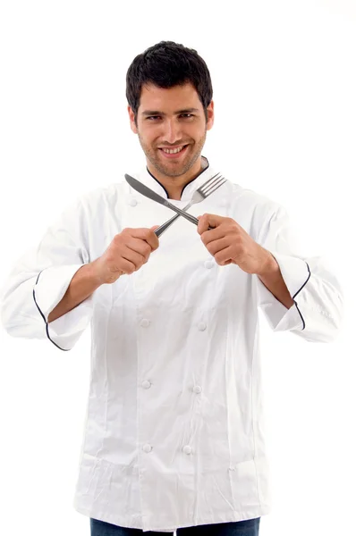 Νεαρό αρσενικό σεφ κρατώντας πηρούνι και μαχαίρι — Φωτογραφία Αρχείου