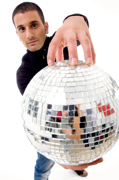 Uomo che tiene la palla da discoteca come un globo — Foto Stock