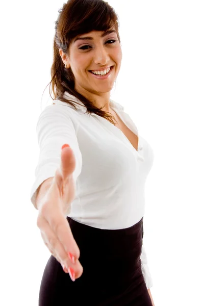 Улыбающаяся деловая женщина предлагает рукопожатие — стоковое фото