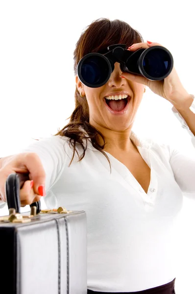 Mujer mirando a través de prismáticos — Foto de Stock