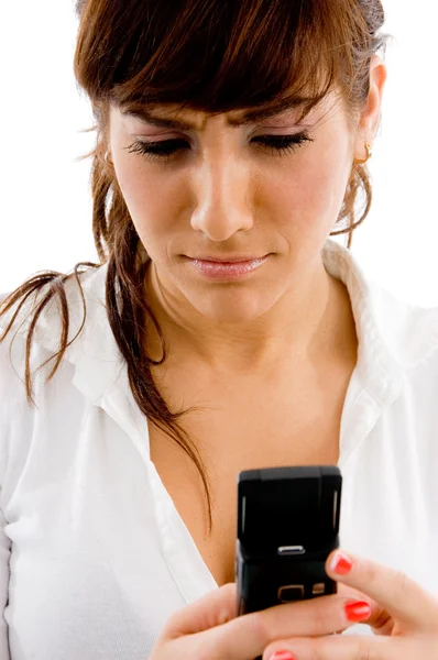 Mulher confusa com celular — Fotografia de Stock